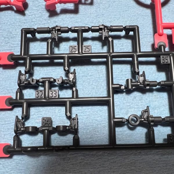 赤いガンダムの作成スタート。GUNSTAに作成ストーリー載せたこと無かったので、下準備を載せていこうと思います。今回はビット等武装をマウントする部位ですが、ケーブルのディティールが板になってしまっているので、この部位を開口します。これ、他のも同じ作業ってことになるのかな(^o^;他に、シールドのデカールを水転写に転生(w)させたり、ビットを６つにする作業を後日アップしますね。↓作成ブログスタートです（1枚目）
