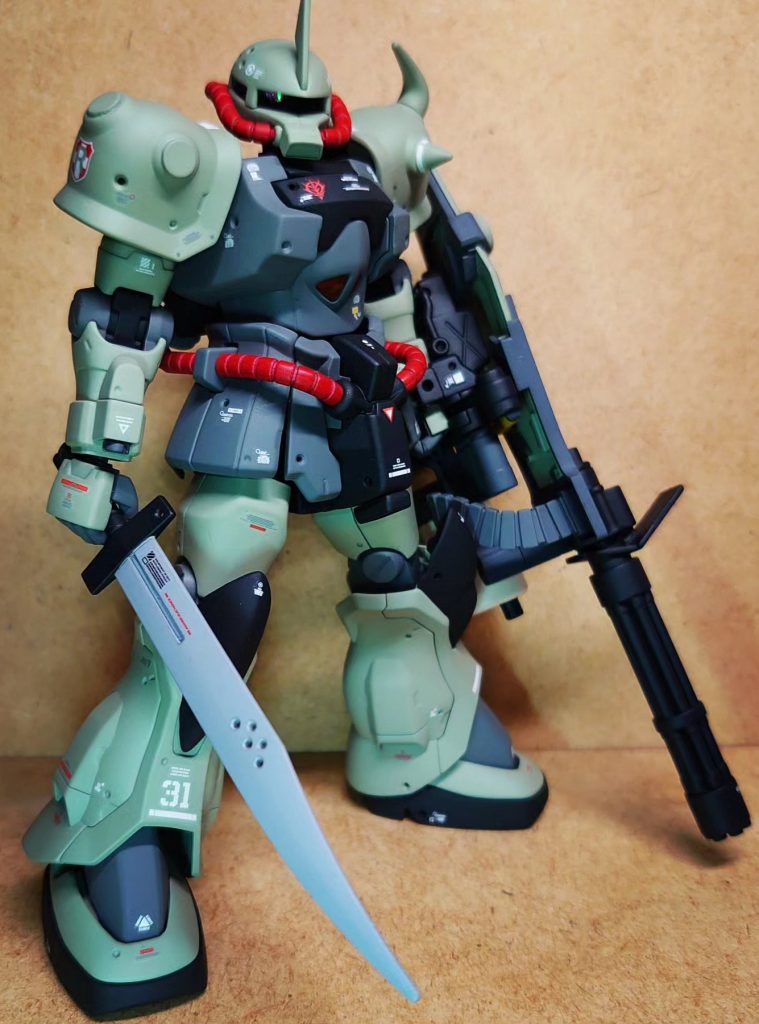 元キットが良すぎるので大改造はしてません。カラーリング、右肩スパイクのキャンセルとプロトタイプグフの頭を少し改造して着けてます(´ρ`)    