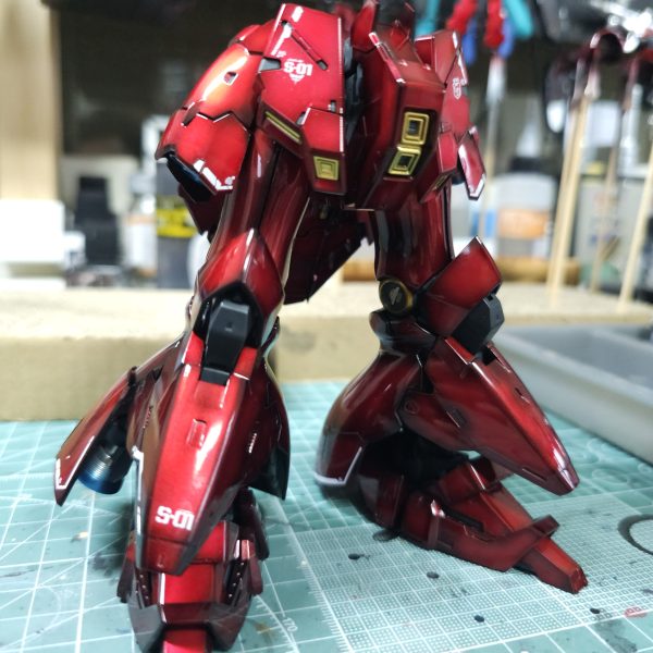 少し作り方を変えてフレーム塗装して外装を脚部から塗装してます。天気が悪いので残りの上半身のゲート処理します