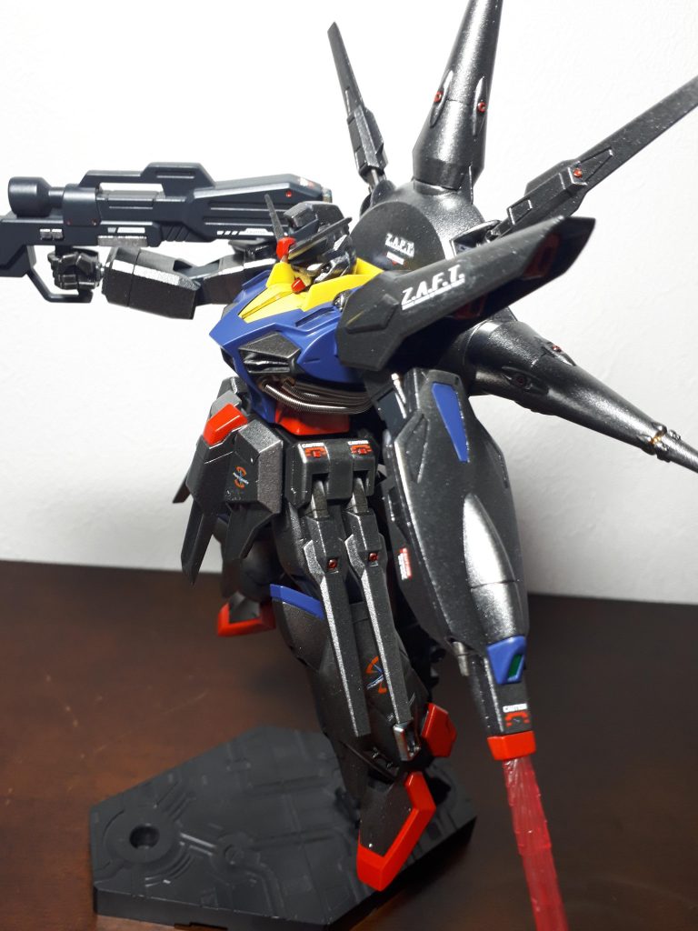 またこの大型ビームサーベルがカッコいいんです‼️長くて(笑)各所ドラグーン接続口付近に赤いセンサー的なものとcautionマークをセットで。背中もカッコよく出来ました‼️(自己満)