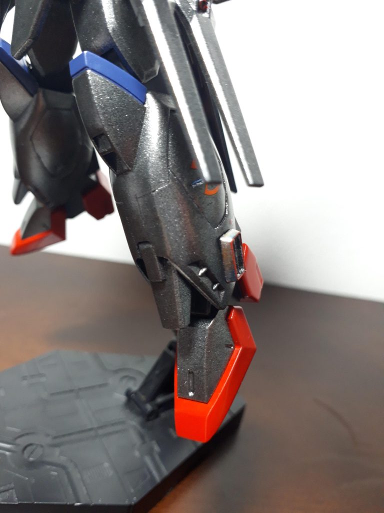 脛横のスラスターは削り落として、別パーツでディテールアップ‼️のつもりです💦筆塗りで焼き色風に塗装💦