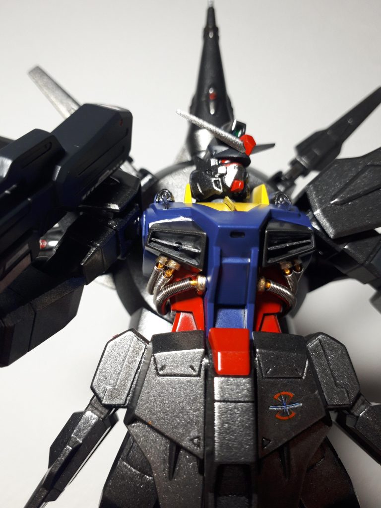 ツインアイはあえての赤で、怖いガンダムを表現したかったのですが、あとでクリアレッドで塗装し直そうかと💦写真で見ると全体的に雑すぎたように感じました💦勉強になります💦