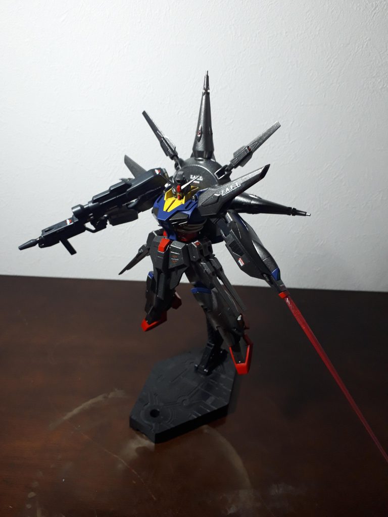 光沢トップコートを吹くつもりですが、また印象が全体的に変わると思います。 ドラグーンをいっぱい持ってる機体ですが、展開しないと良さをあらわすポーズのバリエーションが難しいですね💦 今回も良い勉強になりました💦以上、大好きな怖~い機体でした~(笑)