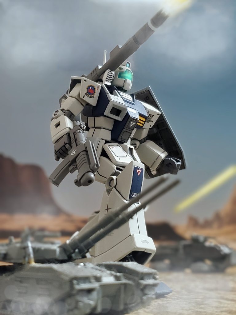 ガンキャノンのノウハウを活かした先行量産型ジムキャノンは火力、装甲に優れた機体に仕上がっていた😊右肩口にはガンキャノンと同様の240㎜キャノン砲を装備❗中遠距離においてジオン軍のザクを圧倒していた😎✨また、先行型には近距離戦にも対応出来るようビームサーベル1本を内側にストックしたハーフサイズシールド🛡️✨を装備🎵そしてエネルギー増量型のビームスプレーガンも標準装備されていた👍️