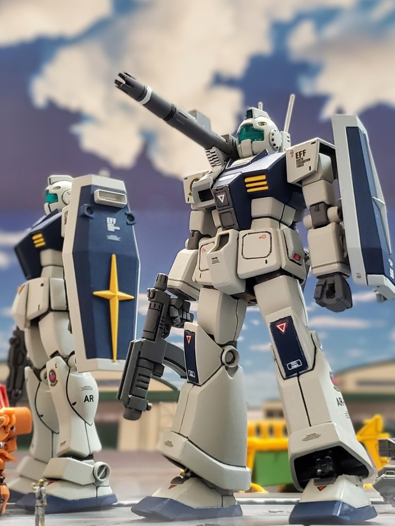 宇宙世紀0079年10月初旬、ミデア輸送部隊によりオーストラリア方面軍トリントン基地から北西に位置するチャービル前線基地に次々と量産型MSジムが搬入👍️✨ようやくオーストラリア戦線にも初のMS部隊が編成された😆🎶これまでオーストラリア大陸は他の地域に比べ戦略的価値が低い上、ジオン軍は人員とMS不足、連邦軍はMSを所有していなかったため、戦闘も少なく均衡を保っていた🎌しかし、連邦軍のMS量産体制が整い、オーストラリア戦線でもMS戦が開始されようとしていた😔✨初編成にあたりパイロット候補生はジャブロー本部にて教育訓練を受け、MSと共にオーストラリア戦線へ着任💂その中にベテランの風格を漂わせる中年パイロット『バックス・バック中尉』の姿もあった👀✨バックス・バック中尉は元戦車乗りであったが、適正試験でMS適応能力が高いと判断されMSパイロットに転向した軍歴の長い士官である👍️🎵彼はその砲撃戦術の高さから先行量産型ジムキャノンのパイロットに抜擢されMS小隊の隊長として赴任したのである😎✨