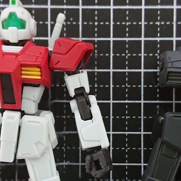 少しずつですが、進めてます。胸のダクト周りを別パーツ化しようとして失敗し断念。一段削り込んでみたのですがサフ吹くとまだ削り込みが足りないのが分かりました。あちこち小さな穴が残ってたので、他のパーツをいじりながら埋めます。7月中に出来ればいいな。（2枚目）