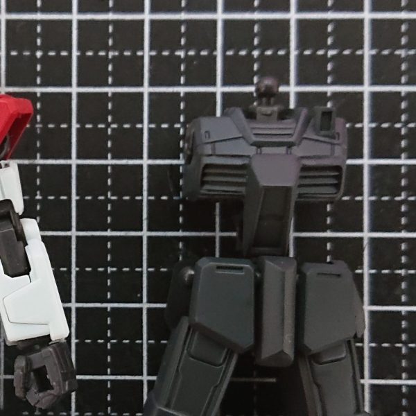 少しずつですが、進めてます。胸のダクト周りを別パーツ化しようとして失敗し断念。一段削り込んでみたのですがサフ吹くとまだ削り込みが足りないのが分かりました。あちこち小さな穴が残ってたので、他のパーツをいじりながら埋めます。7月中に出来ればいいな。（1枚目）