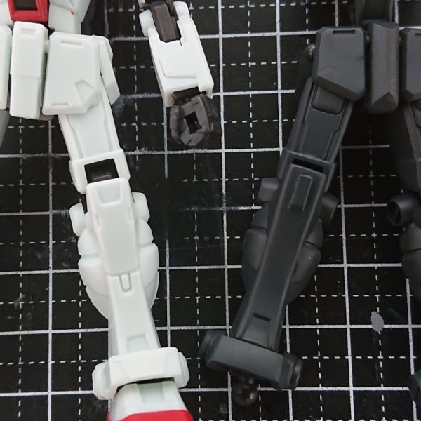 少しずつですが、進めてます。胸のダクト周りを別パーツ化しようとして失敗し断念。一段削り込んでみたのですがサフ吹くとまだ削り込みが足りないのが分かりました。あちこち小さな穴が残ってたので、他のパーツをいじりながら埋めます。7月中に出来ればいいな。（3枚目）