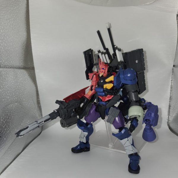 秘かに作ってた赤いフルアーマーガンダム(GQ版)が形になって来ました。元ネタは…赤くて2号機だからね…チャレンジしてる人も多いけどメカデザインの時点で１回はこれ系のネタやってみたかったのよね…（1枚目）