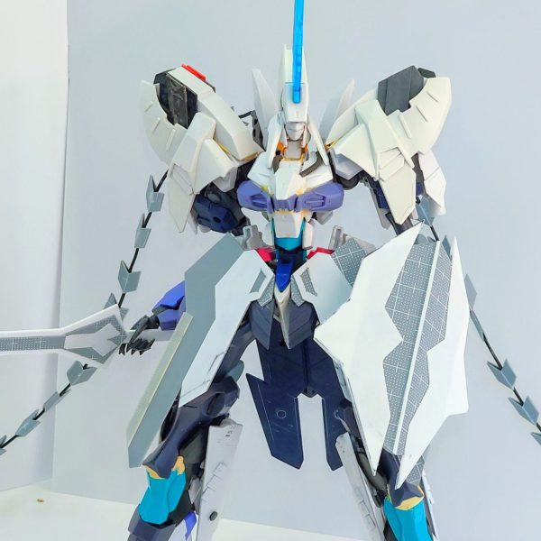 生存報告も兼ねた、オリジナルロボの続きです。前回からさらにジャンクパーツやプラ板をあーでもないこーでもないと付けたり外したりしながら、ようやく大まかな形ができました。さらにプラ板で、ほかの方々の見様見真似で盾と剣を自作しました。残るは細かい微修正と塗装です。牛歩のような進行ですが完成させたいと思います。（1枚目）