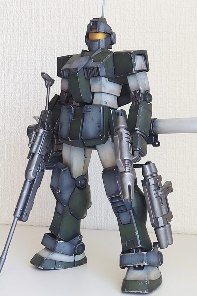 完成すると棚に飾られ滅多に触ることはないので最近は持たせたい武器しか造らないのですが、この頃は全部造っていたのでとりあえず全部載せ状態にしています。( 盾は持ちきれず棚に横たわっています)