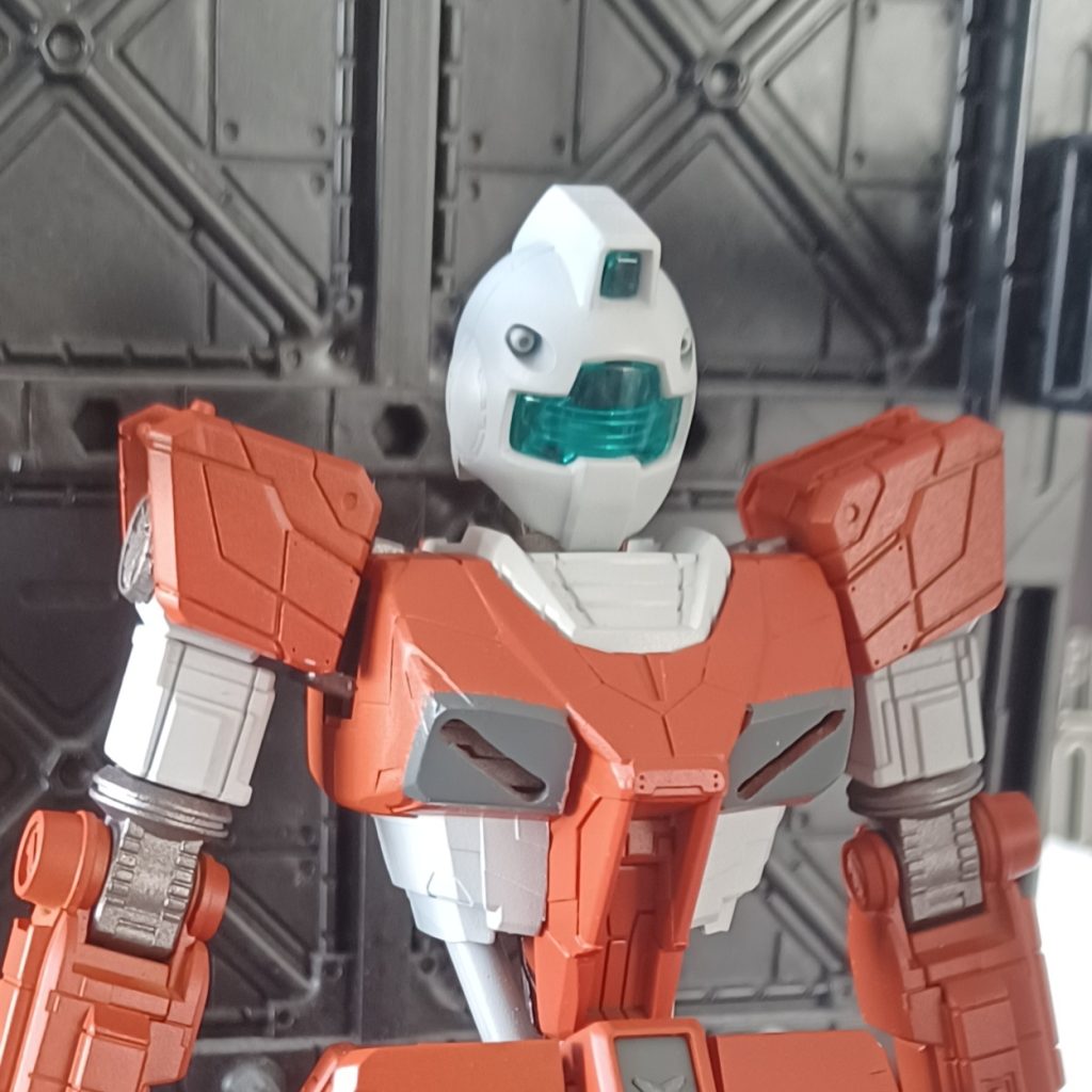 (*/ω\*)キャー!!「誰よこのイケメン!」顎をシャープ化して クイッ と引けばキットの古さを感じさせないイケメンに大変身!胸部ダクトはプラ板て、腹部横の棒はランナーで自作しましたお金が無いものでランナーも無駄にできません(;_;)