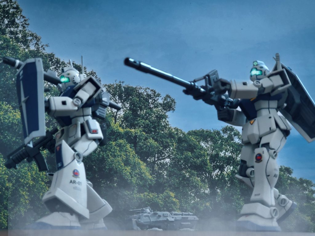 この報告を受けたオーストラリア方面軍司令スタンリー大佐は、戦線で最も戦果を挙げているバックス小隊とカレント小隊に指令🧔🔊両部隊による峡谷密林地帯に潜む『ジオン部隊討伐』を命じる👉️✨共同部隊は十分に装備を整え密林地帯へと進入👍️同僚でもあるバックス中尉とカレント中尉は、本作戦終了後に酒を汲み交わす約束をしながら部隊を率いて前進する…🚶💨辺りは深い闇に包まれた深夜🌛……ホバートラックのアニタ軍曹から部隊全員に通信が入る📶👩『隊長…止まってください‼️僅かですがMSの起動音を捉えました…周囲にいくつも反応があります💦』どうやらジオン部隊は息を潜めて網に掛かるのを待っていたらしい😱💦バックス中尉は即座に部隊全員に臨戦態勢を促す🚨