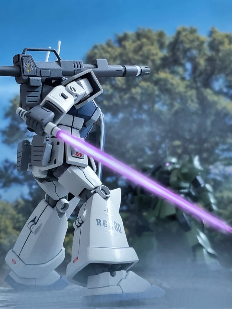 不利な状況で対応力を見せたバックス中尉🎶だが次の瞬間、アニタ軍曹が声を荒げて報告する💦👩『隊長‼️アレン曹長のB02が中破しました‼️』その報告にバックス中尉はB02の配置方向に機体を向ける⤴️そこには全身濃緑色に包まれたツノ付きのザクの姿が👀‼️バックス中尉は強者の風格漂うザクを前方に捉え、シールドを構え息を飲む😓どうやらこのザクがジオン部隊を指揮する隊長機のようだ🤔💦混戦状態の中、ついにバックス中尉のジムキャノンはエースと思われるザクと対峙⚔️するのであった…💫以上、私の妄想イメージによるバックス・バック中尉の先行量産型ジムキャノンの活躍ぶりでした~😆🎶