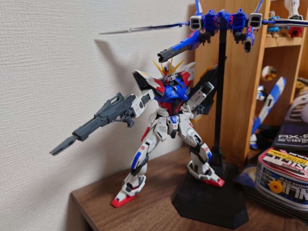 あ、そうだ。もういっそ背中とバックパックアロンアルファでくっつけるか。