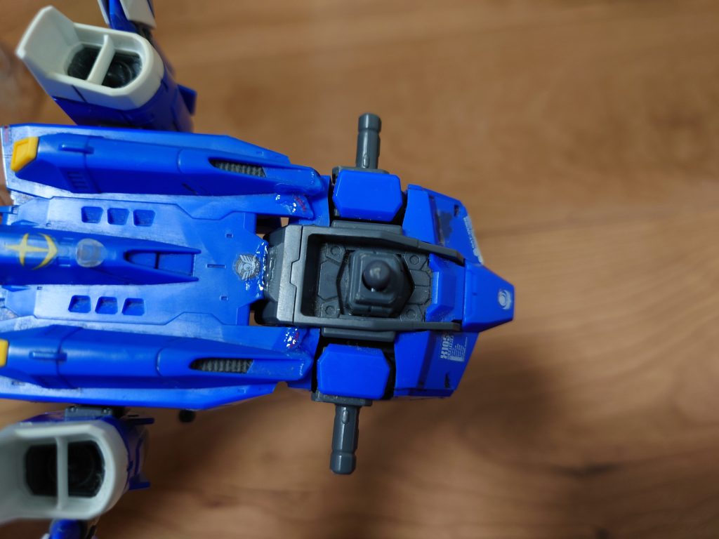 軽くやけくそであり、二度とバックパックの取り外しが不可能になったが、その代わり見た目だけ直った。あとは、乾いてからポージングをとらせるだけ。