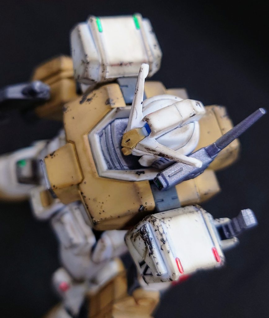 (ピピピーッ!!)オペレーター:敵機接近!数は7。ス、スカート付きです!迎え撃つだけの十分な戦力はありません!退避を!グレイプ:クソッ!新型7機だと?ユズ、撤退だ!このままでは蜂の巣だ!ユズ:駄目です!この距離では、残念ながら追いつかれます。