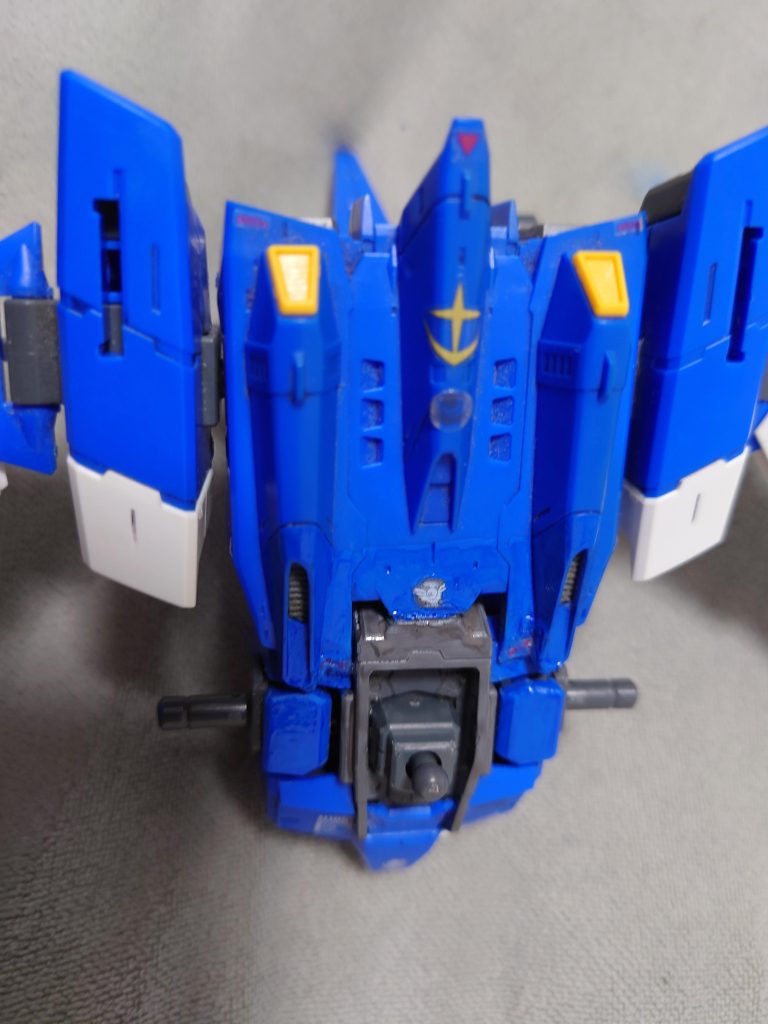案の定アロンアルファでくっつけた箇所が白くなっていたためガンダムブルーで塗装して誤魔化す。