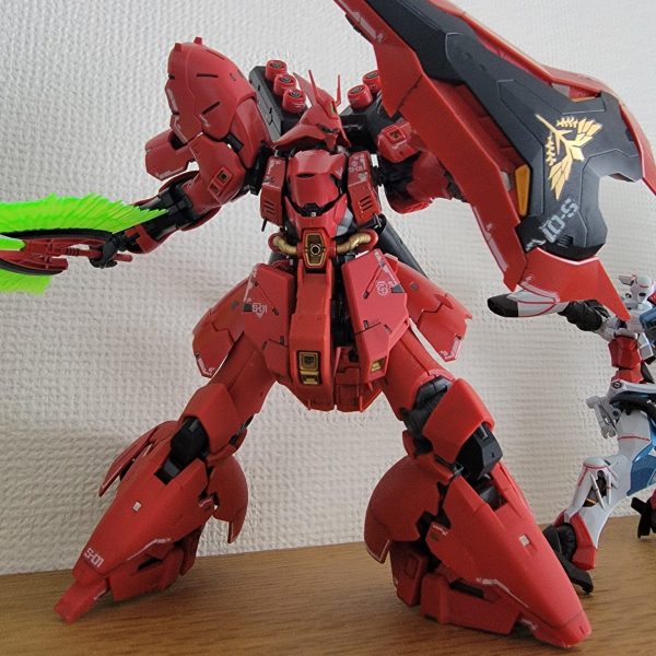 RGサザビーですデカール、スミ入れまでやって行きましたこの後は100均のモールとか使ってファンネルを飛ばしていきます･*･:≡(　ε:)（1枚目）