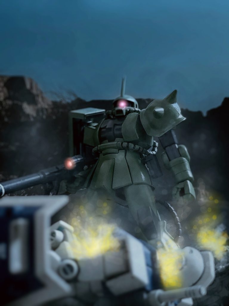 こうして勢いに乗り大陸各地で戦線を押し上げ始めていったオーストラリア方面軍は、いよいよ大陸三大都市の1つダーウィンの奪回作戦を開始する😎だが大陸北部に位置する都市ダーウィンを攻略するには、その行く手を阻むように広がる峡谷密林地帯を抜けなければならない‼️この地域を制圧するためMS小隊数部隊が投入されたが、密林内でジオン部隊の強襲を受け全滅、または命からがらの撤退を余儀なくされていた😱💦敗走した兵士の話によれば、敵部隊の巧みな戦術もさる事ながら、特にツノ付きのザクの戦闘力が尋常ではなかった…😢との事であった🤔💦