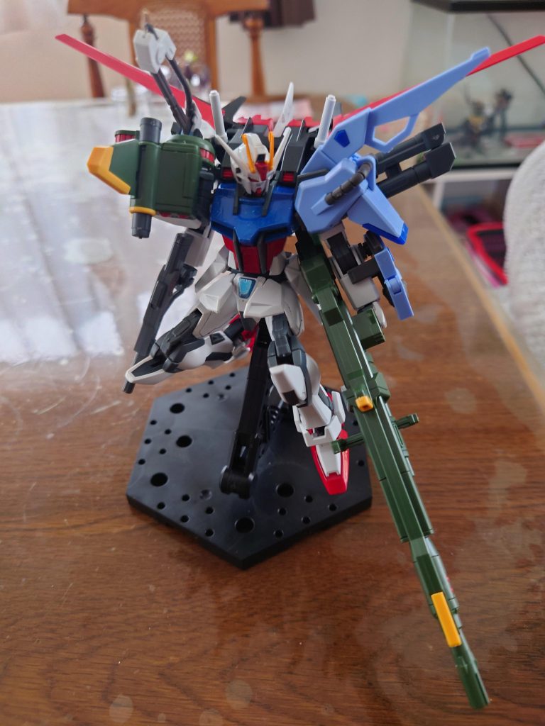 ティッシュ詰めで何とかパーツのポロポロは改善。そしてガンダムベースを親から貰ったことでそこそこ複雑なポーズも可能に。