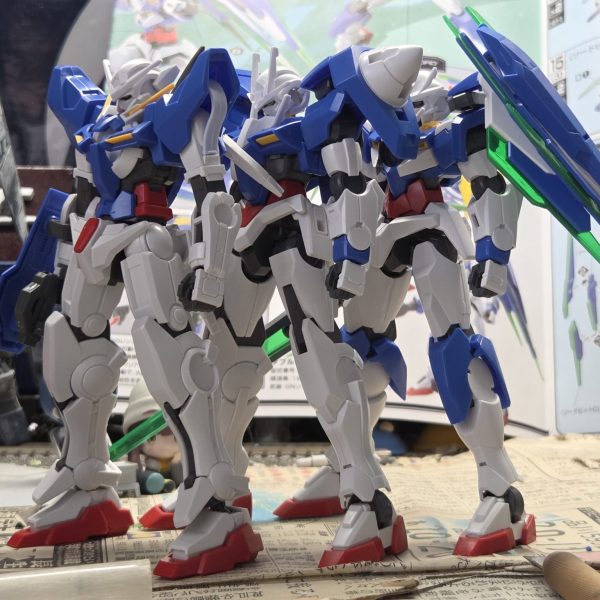 お久しぶりです。久しぶりのガンプラですが、刹那登場機3機を素組してきました。この3機をミキシング等していこうかと…（1枚目）