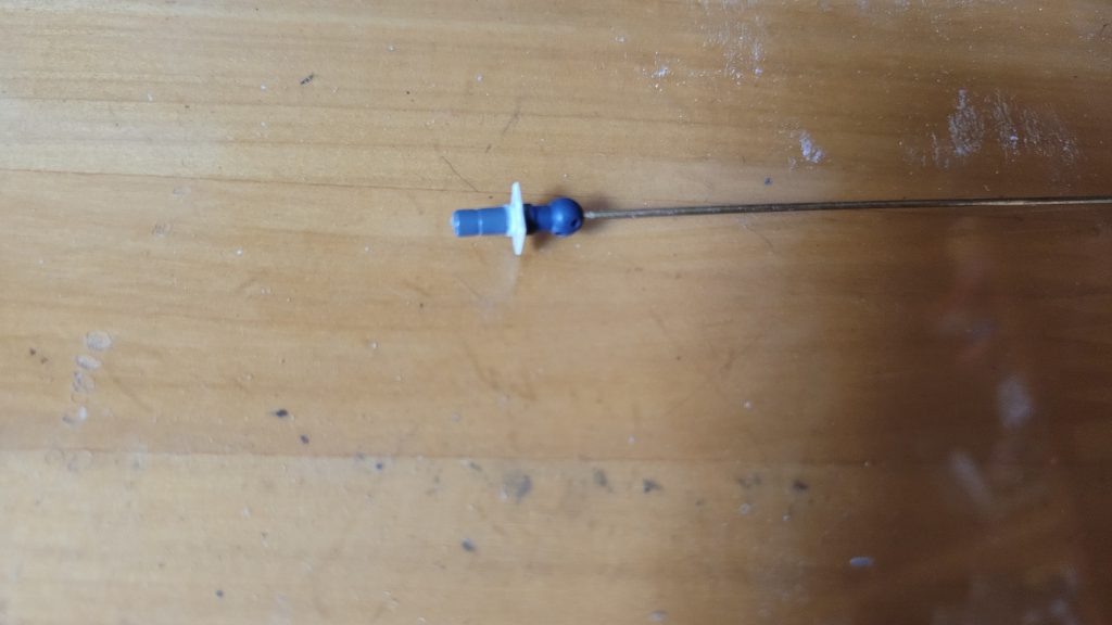 肩はケンプファーと軍警ザクのジョイントが違うので悩みましたが、結果的に二つのジョイントを合わせようという結論が出てすぐに作業しました。 ジョイントをドリルで貫通した後、針金を打ち込み、プラパンで長さを調節しました。