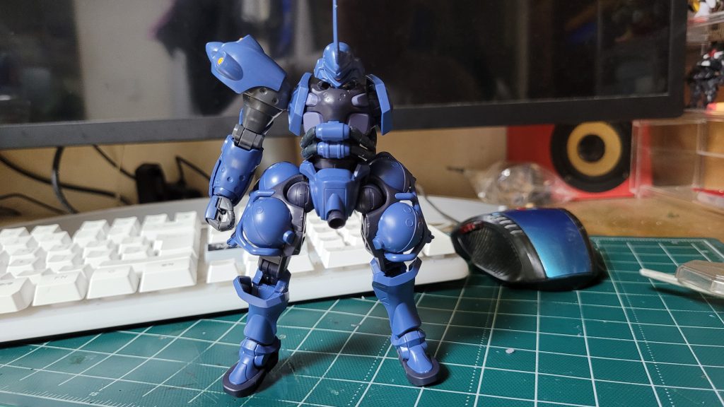 最初に片方の肩を完成させた時の姿。この時までは全く知りませんでした。完成した姿が塗色をしていないのにきれいになるとは···