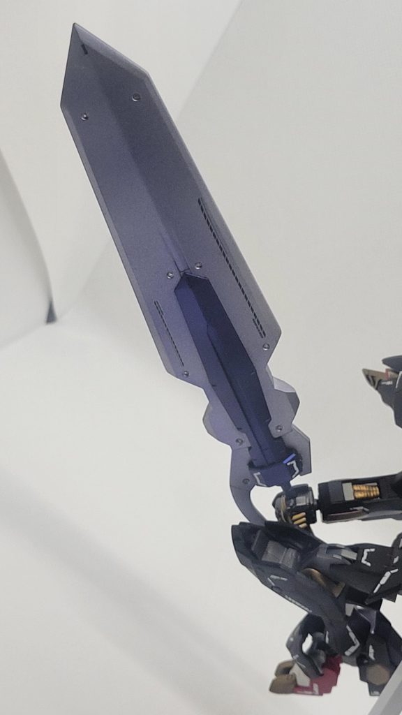ヴァルキュリアバスターソード改「大剣イスカンダル」ジャンクで購入したので持ち手が歪んでいたため片手用に改造、バルバトスの腕だからこそ保持できる大型の質量武器!カッコいい!レクスネイルはフルメカのものを無改造でポン付けできてありがてぇありがてぇ☺️武器はフルメカのでは持てないのでHGのを仕様してます。