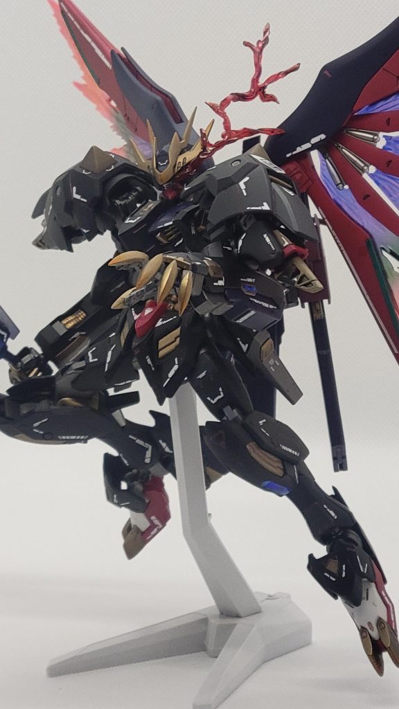 透明プラバンを炙って作った眼光エフェクトは、接着したネオジム磁石を頭部アンテナの裏に貼り付けた磁石受けで脱着できるようにしました。みんなどうやって付けてるんだろうね、ゴリラボンドかな?🤔