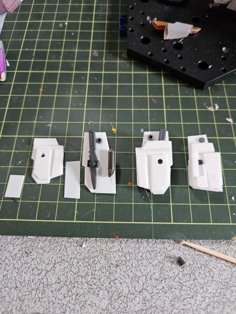 今回はプラ板でナイフ入れも自作しました