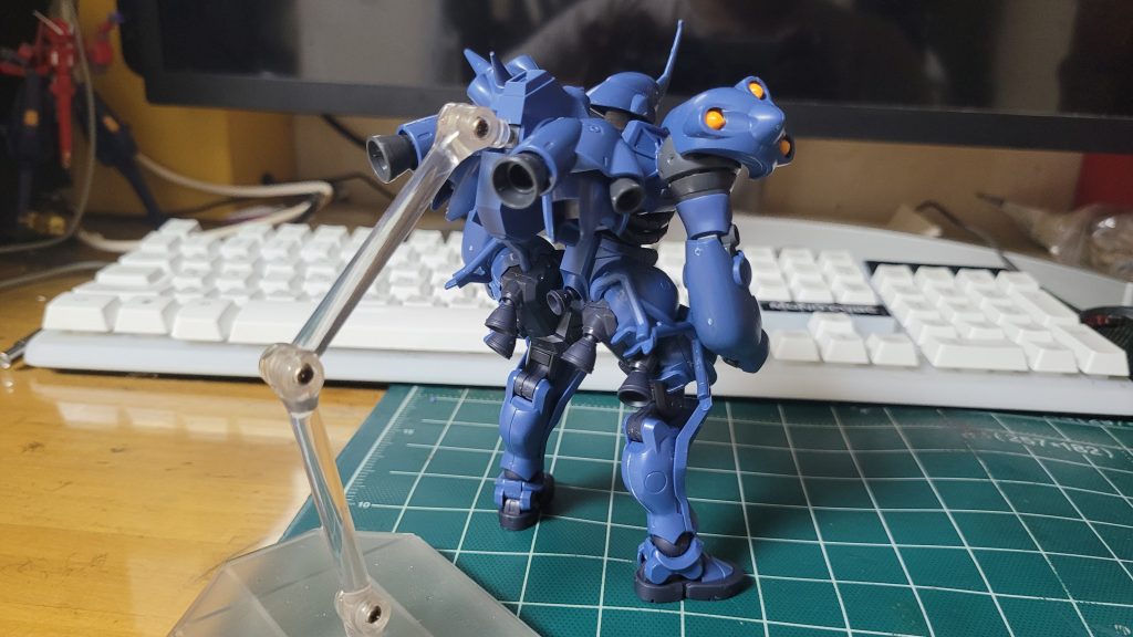 そのように両肩を完成させた後、寂しい背中の部分はキャンパーの骨盤をそのまま使って針金を打ち込んで固定しました。 どうせ塗装することもないですから。