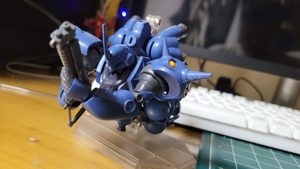 ケンプファーのシグネチャーポーズである低空突進ポーズ。ケンプファーというと、このポーズをとってくれないと寂しいですよね。