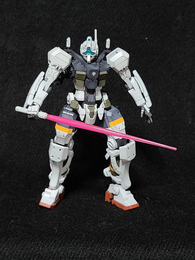 単体での、ビームサーベルを持ちながら近付いて来てるようなポージング。なんだか甲冑を着こんだ人のような、「中の人」を感じるいびつさがいい味だしてますよね。O脚っぽいのも生々しくて好きです(笑)シンプルに、デカールは胸の小さなジオンマークのみにしました。