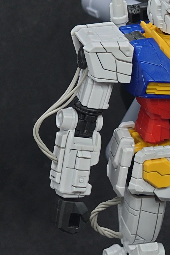 コードを外側に付けて更にロボット感を出るようにしてみました!