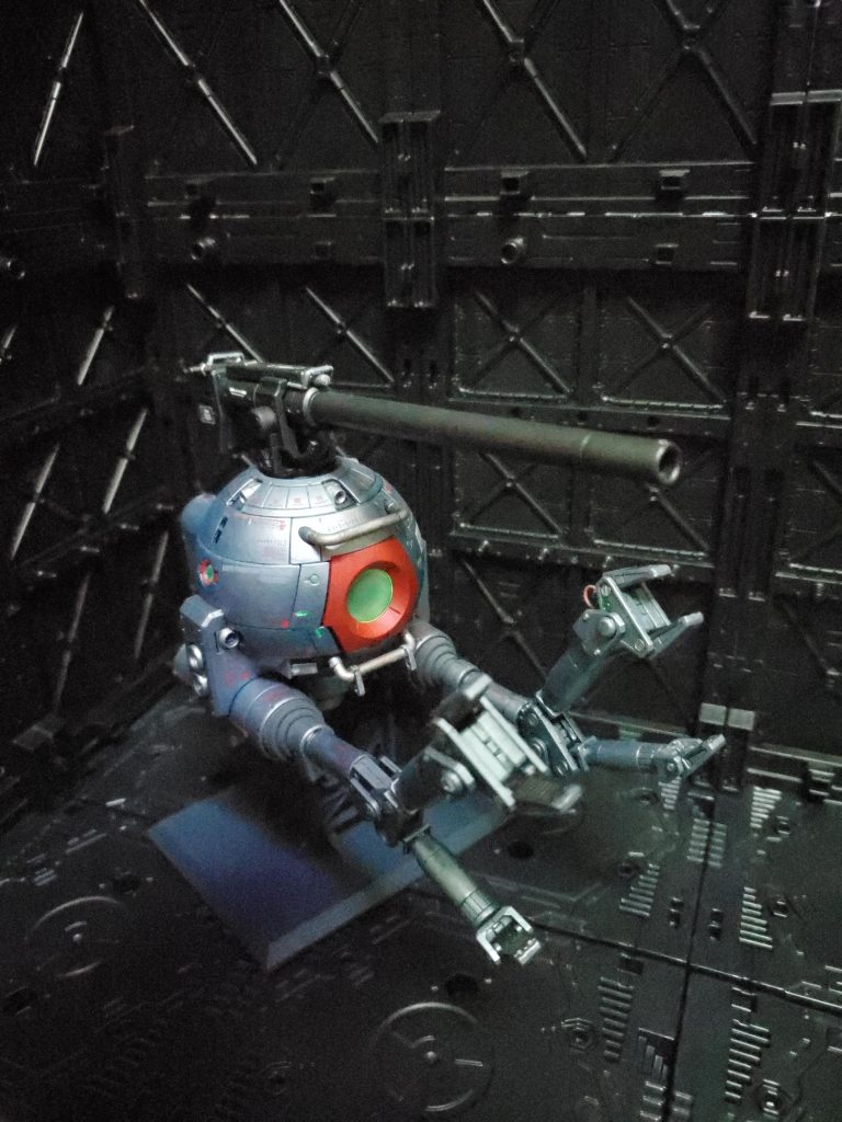 付属の擦って貼るデカールを曲面に沿って貼るのが難しすぎる……クリアパーツの窓部分はあえてツヤ消しにすることで自分好みな雰囲気にできたと思います。