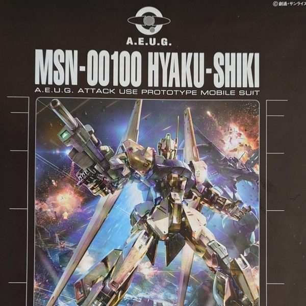 これはごく直近に衝動買いしたもの。ファースト世代なので、アムロの次にシャアの機体は好きです。百式はクワトロ大尉ですけど。百式は初ですが、このキットの控え目なゴールドメッキに惹かれました。仕事の合間に、じっくりと時間をかけて組み上げています。（1枚目）