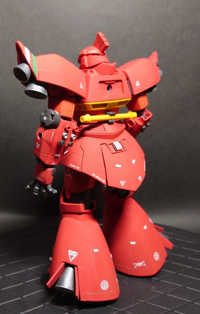 たしかに、マダムシイコに声を掛けられた整備長に周囲の目線が戦闘中以上の敵意を見せていた。「よう、マルコは元気かい?」周囲の目線など意も介さず整備長はまた知らない名前を口にする。「今日はバトルの日よ。元ティターンズさんが相手だって。」「ほぅ、エリートさんか。」「あのティターンズさんおかしいの。私の顔を見るなり「結婚してくれ」だって。だから教えてあげたわ。私は3回MS乗りと結婚したけど1人はオデッサで1人はア・バオア・クーで最後の1人はアクシズで死んだって…。」