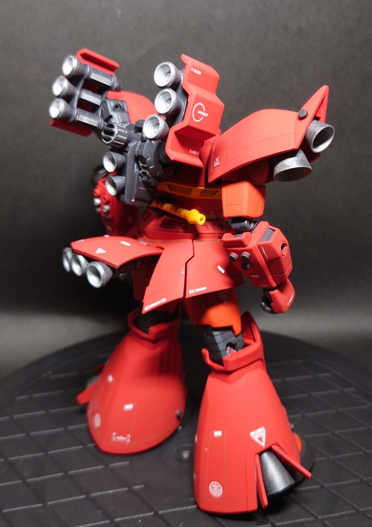 不意に客席から歓声が上がる。「出やがった、ポルコ・ロッソ!」「ティターンズ、豚野郎を撃ち落せ!」モニターに目をやると紅いゲルググの出撃直前の後ろ姿が映し出されていた。「えっ元連邦のエースがゲルググに?しかもあの仕様って・・・整備長、まさかっ!?」