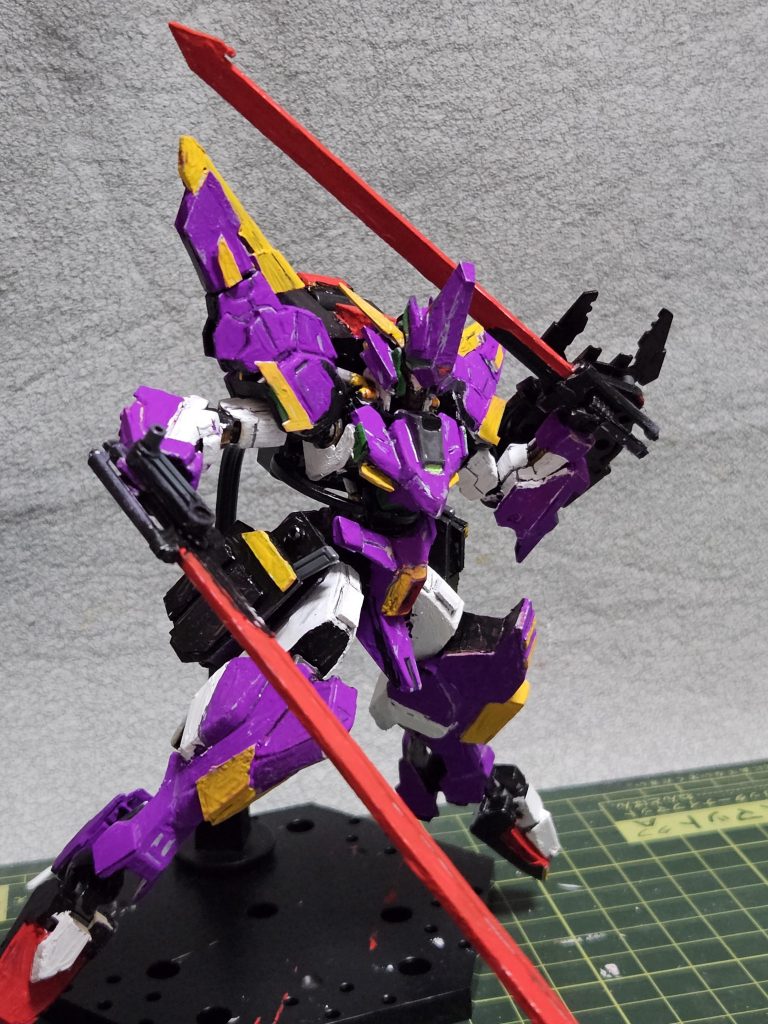 メイン武装は背中に装備したカリバー型メイス２本。サイドスカートにナイフを一本ずつ持った近接戦闘タイプ。