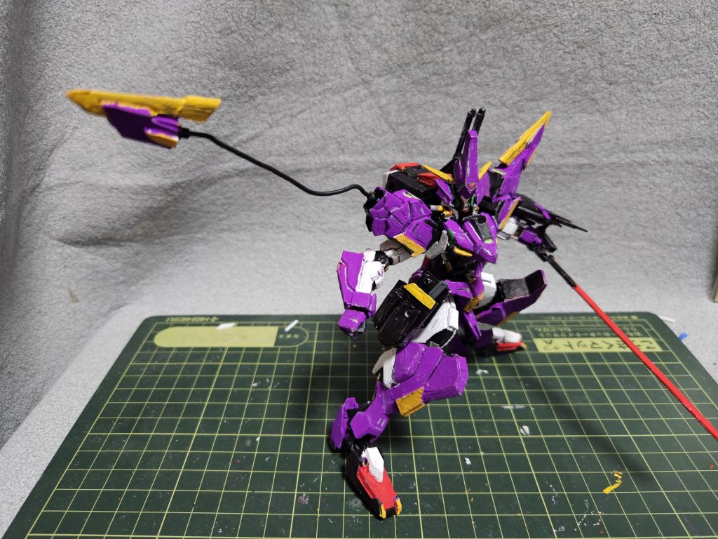 近づいてきた相手の意表を突くために両肩に射出式スパイクも装備させました