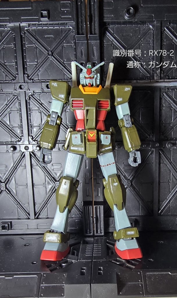 コチラのリアルタイプカラーは、グレー系とグリーン系になります。先程のセピア系×グリーン系との違いが何かはよく知りませんが、小説版とアニメ版だったかな?何かそんな感じの違いでした(gundam-kao1)ちなみに、カラーレシピはグレー系:ライトグレー緑系:オリーブドラブちなみに今回も、上半身は同じ色。