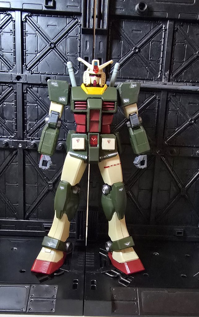 もう一度正面から。実は、上半身の色です。公式には上半身は、プロトタイプのような黒色です。そして顔は白。ミリタリー系のカッコイイ配色なのですが...何か、あの配色がいまいち好きになれなくて...ということで、上半身も同じ色を使ってまとめてみました(gundam-kao3)