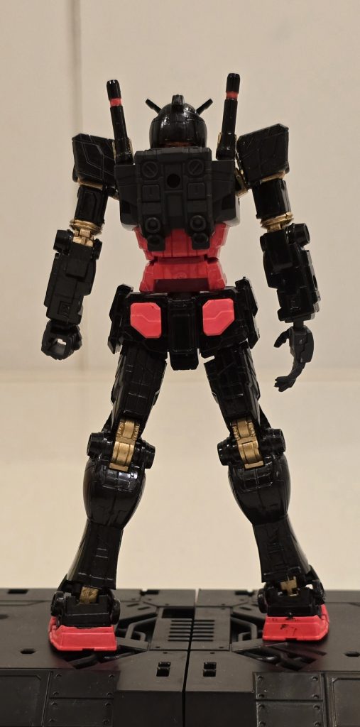 勝手に自分風にアレンジ。元は胸のダクト、膝、スリッパ部しかピンクじゃないんですが、せっかくなのでお腹の部分、首周り、顎や、アンテナの五角形のとこもピンクに。