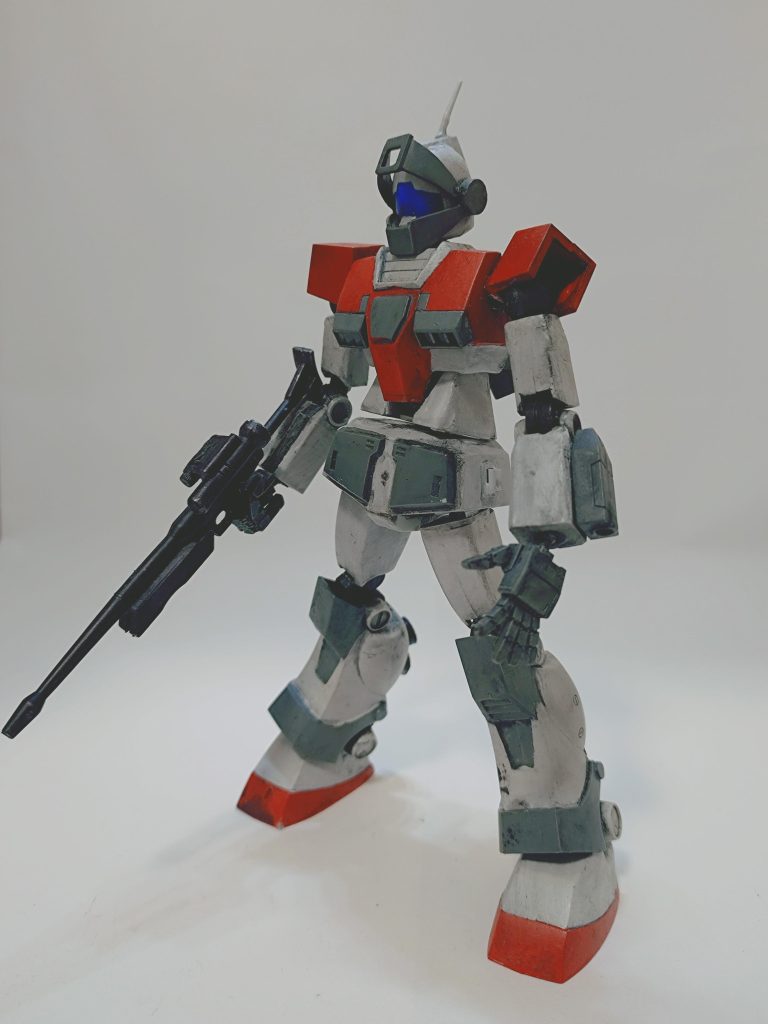 まずは全体像。今作のコンセプトはズバリ、カッコいい狙撃ポーズを取らせたい!です。こちらを目指して関節の改修を行いました。 さて、旧キットの可動化改造と一口に言っても様々な方法があるかと思います。例としては ①関節周りの干渉する部分を除去、もしくは削る②現行キットやGフレームなどを芯にして旧キットのパーツをガワにして被せる③いっそ自作する! あたりがよく行われるかと思います。今作においては、主に②、一部③の方法を使って可動範囲拡大を行いました。