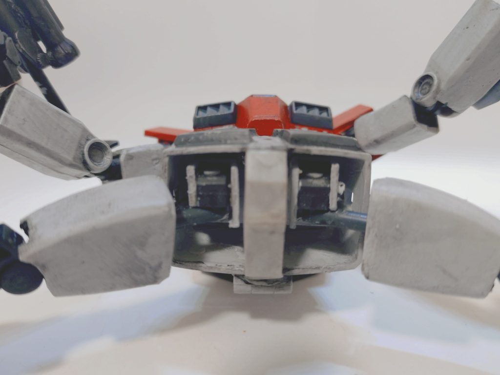 今作のこだわりポイントは股関節!この時は、腰回りの装甲を非可動のまま柔軟な足回りの可動を実現出来ないかと考え、こちらの作品を丸パク…もとい、参考に自作してみました。この場をお借りして御礼申し上げますm(_ _)m