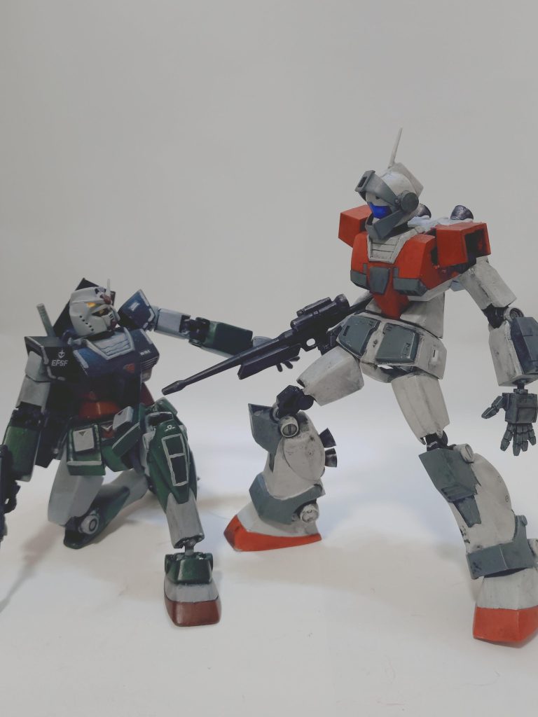 ジムスナ「ガンダム、助けに来たぜ!」ガンダム「お前は…ジムスナイパーカスタム!」ジムスナ「貴様だな!そこらじゅうでスカートをたくし上げてはナニを発射している変態というのは!?」ザク「え?何の話??」