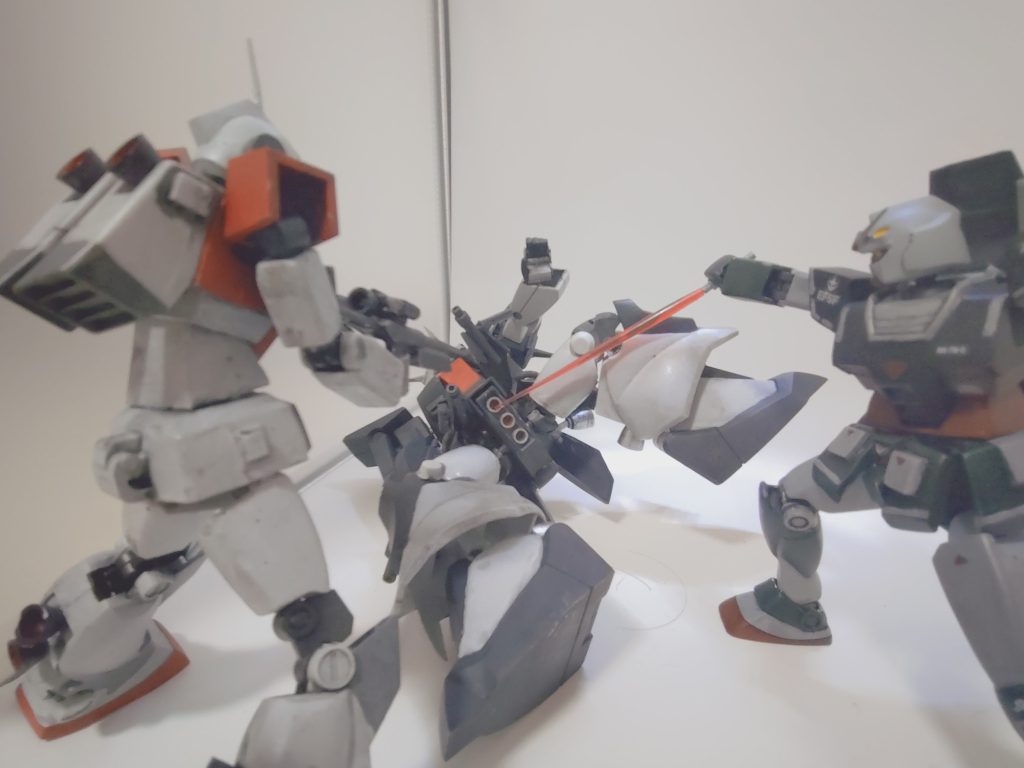 ジムスナ「とぼけるな!公共の場で公然わいせつを行う不埒者!!」ガンダム「地獄に落ちろ露出狂!!」ザク「だから何の話…アッーーー♂」ちゅどーん