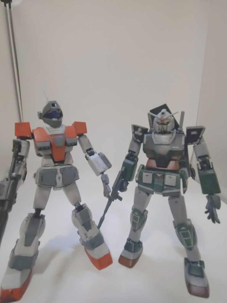 我が家のお友達、ガンダムのおっちゃんと。うーん、設定身長いくらも変わらないハズなんですがなんかジムスナデカくね?両作、製作時期がバラバラだし、私は適当だし、まあええやろ!(よくない?)