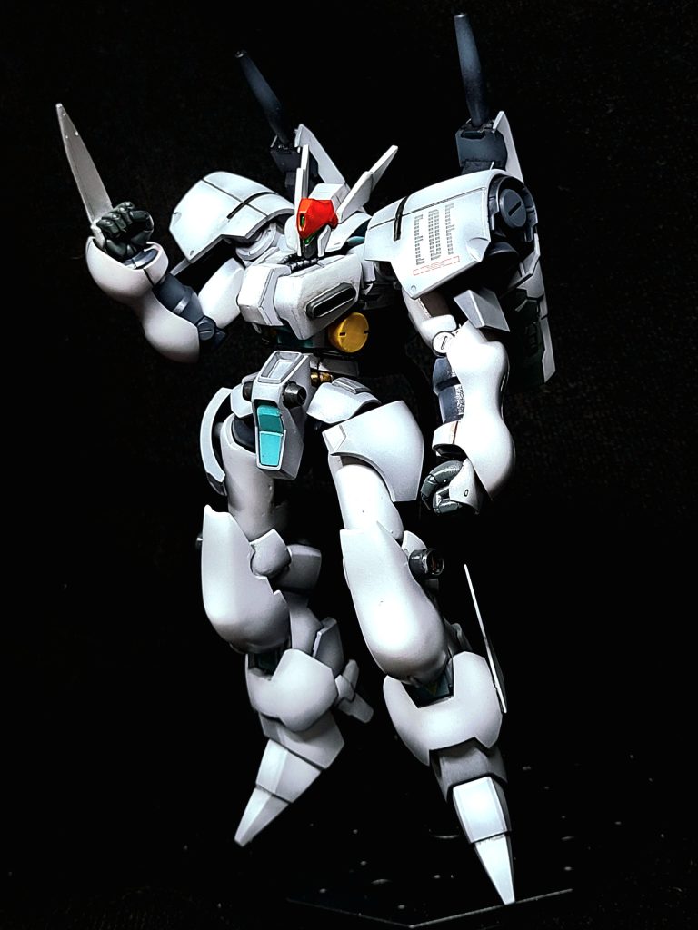 右手の手甲からハンドカッターを展開した状態。マーキングの「EDF」は、劇中登場する、地球防衛隊的な機関、「エディフィー」を表しています。